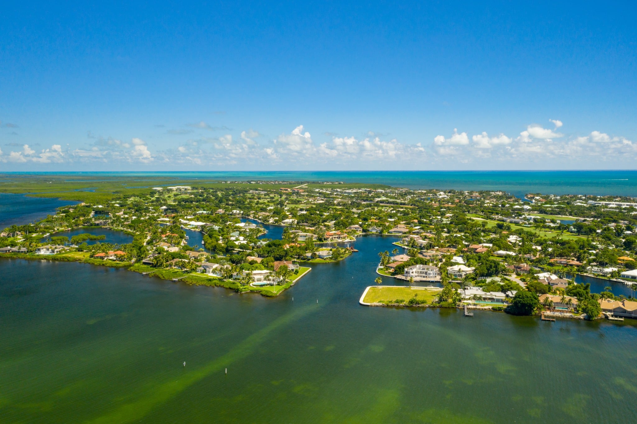 Luchtfoto van woonwijk aan kust in Key Largo, Florida