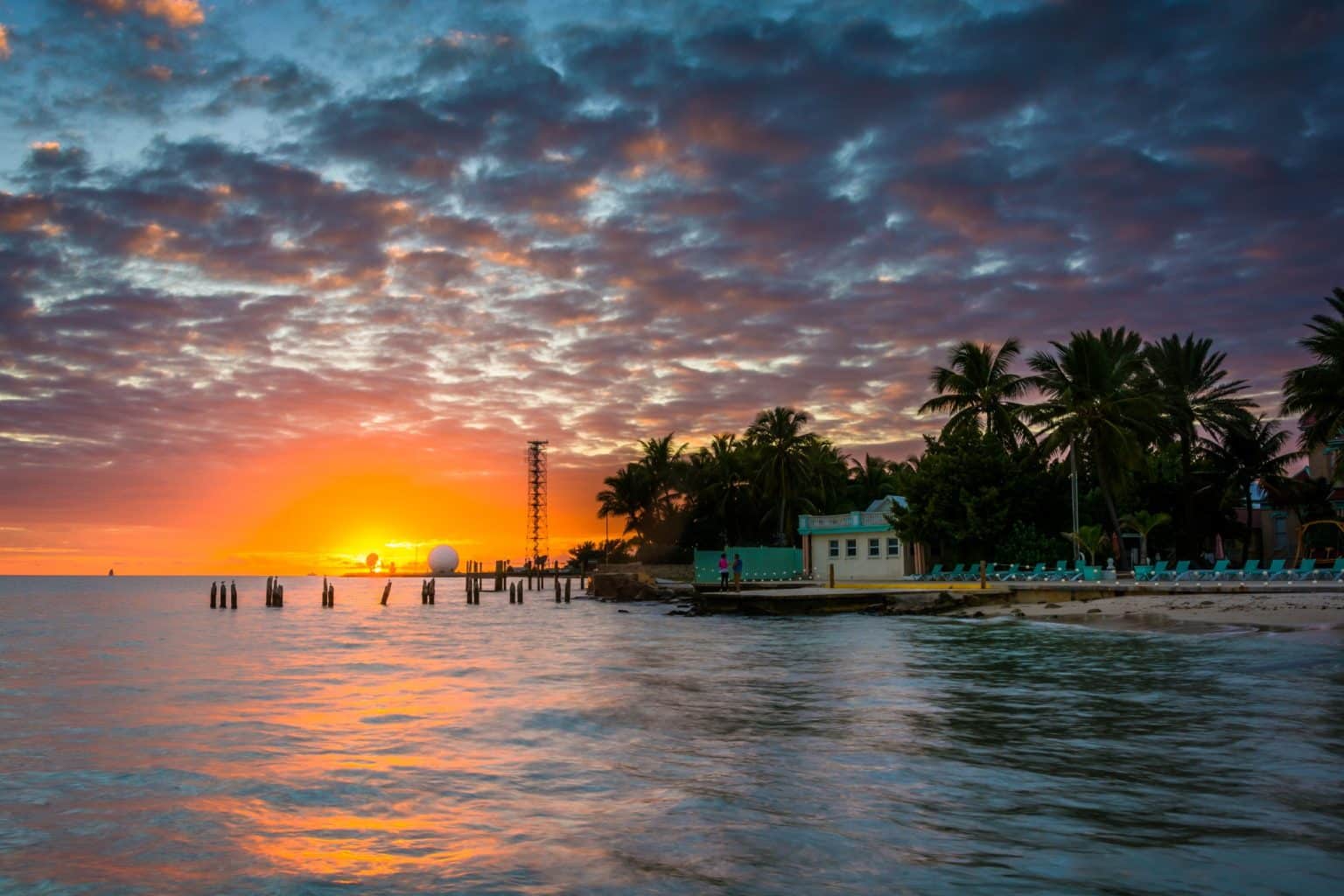 Kustlijn met palmbomen bij zonsondergang in Key West