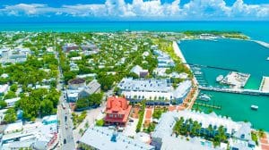 Luchtfoto van kustlijn en haven van Key West