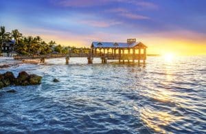 Houten pier in zee bij zonsondergang in Key West, Florida