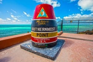 Monument bij oceaan in Key West, Florida