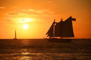 Zeilschip op zee bij zonsondergang in Key West, Florida