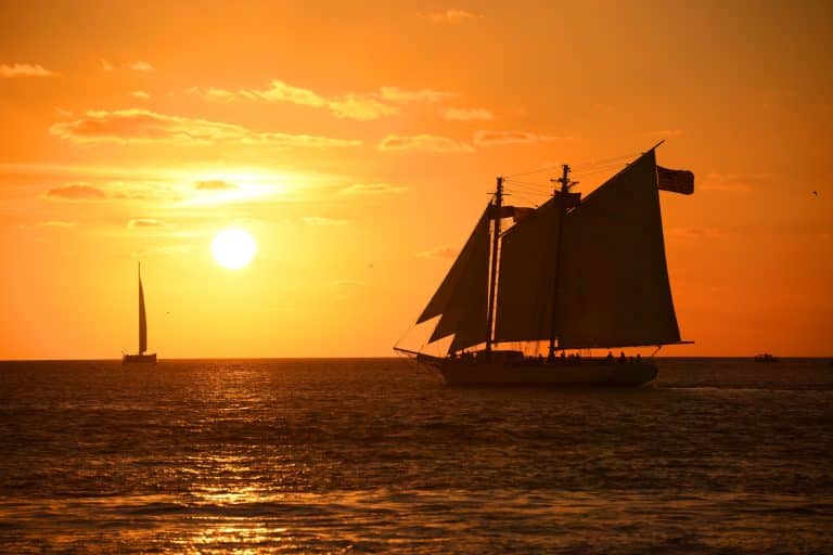 Zeilschip op zee bij zonsondergang in Key West, Florida