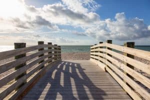 Houten vlonder met uitzicht op zee in Marathon, Florida