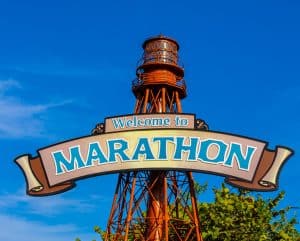 Welkomstbord van Marathon met vuurtoren in Florida