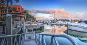 Jachthaven met boten en gebouwen in Marco Island