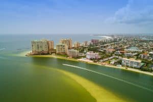 Luchtfoto van kustlijn en gebouwen in Marco Island