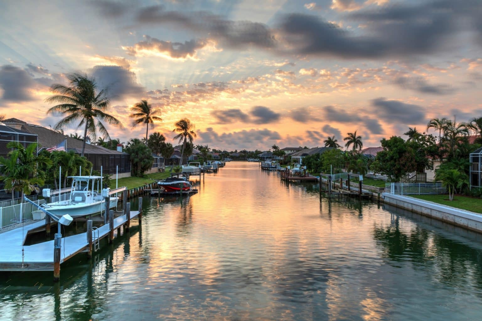 Woonwijk met aanlegsteigers in Marco Island, Florida