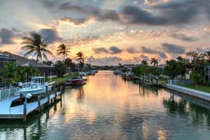 Woonwijk met aanlegsteigers in Marco Island, Florida