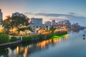 Kanaal met gebouwen in de avond in Naples, Florida