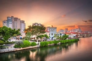 Gebouwen aan het water bij zonsondergang in Naples, Florida