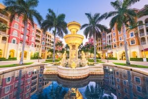 Fontein met palmbomen in Naples, Florida