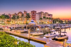 Jachthaven met boten en gebouwen in Naples, Florida