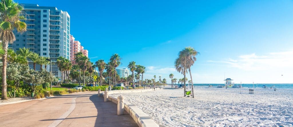 Boulevard met palmbomen en strand in Clearwater Beach, Florida