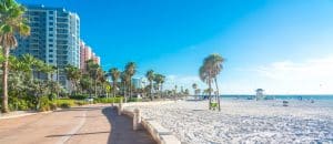 Boulevard met palmbomen en strand in Clearwater Beach, Florida