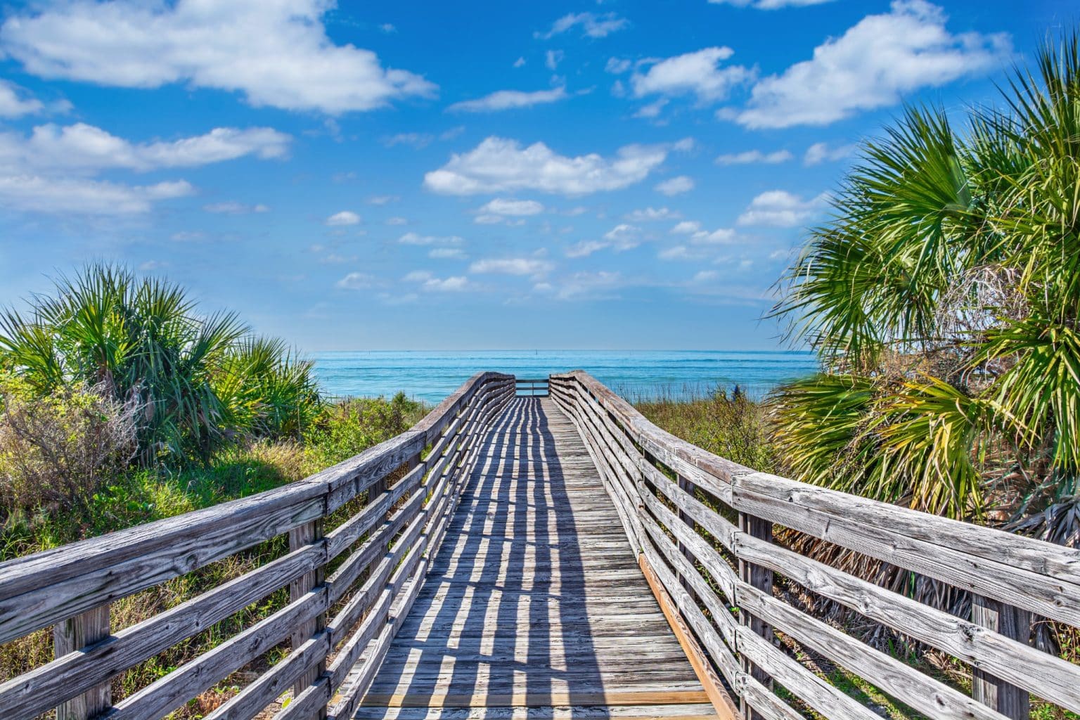 Houten loopbrug naar het strand in Clearwater Beach, Florida