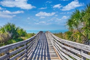 Houten loopbrug naar het strand in Clearwater Beach, Florida