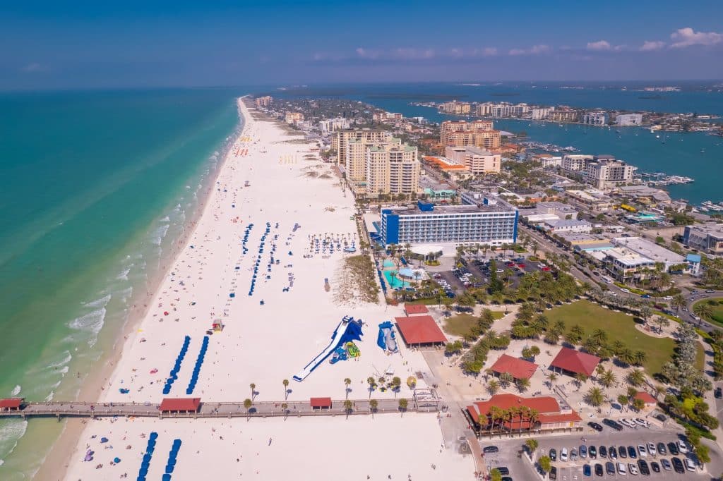 Luchtfoto van strand en hotels in Clearwater Beach, Florida