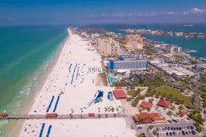Luchtfoto van strand en hotels in Clearwater Beach, Florida