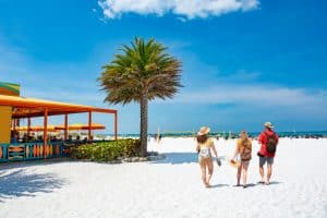 Strandrestaurant en mensen op Clearwater Beach, Florida
