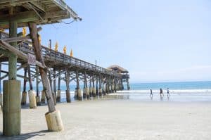 Houten pier aan het strand van Cocoa Beach, Florida