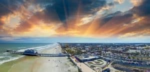 Pier en boulevard van Daytona Beach bij zonsondergang