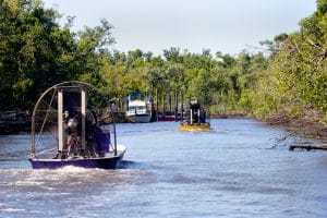 Airboats op kanaal bij Everglades City, Florida