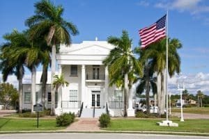 Stadhuis van Everglades City, Florida met Amerikaanse vlag