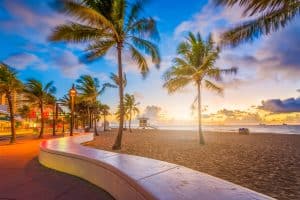 Fort Lauderdale boulevard in Florida bij zonsondergang