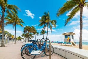 Fietsen bij de boulevard van Fort Lauderdale in Florida
