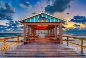 Visserspier in Fort Lauderdale, Florida met hut en banken