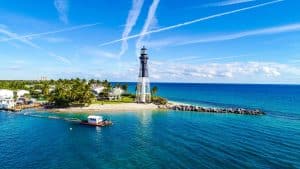 Vuurtoren bij Fort Lauderdale in Florida aan het strand