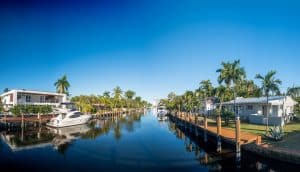 Woonwijk met kanaal en jachten in Fort Lauderdale, Florida