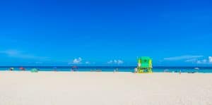 Zandstrand en reddingspost in Miami, Florida