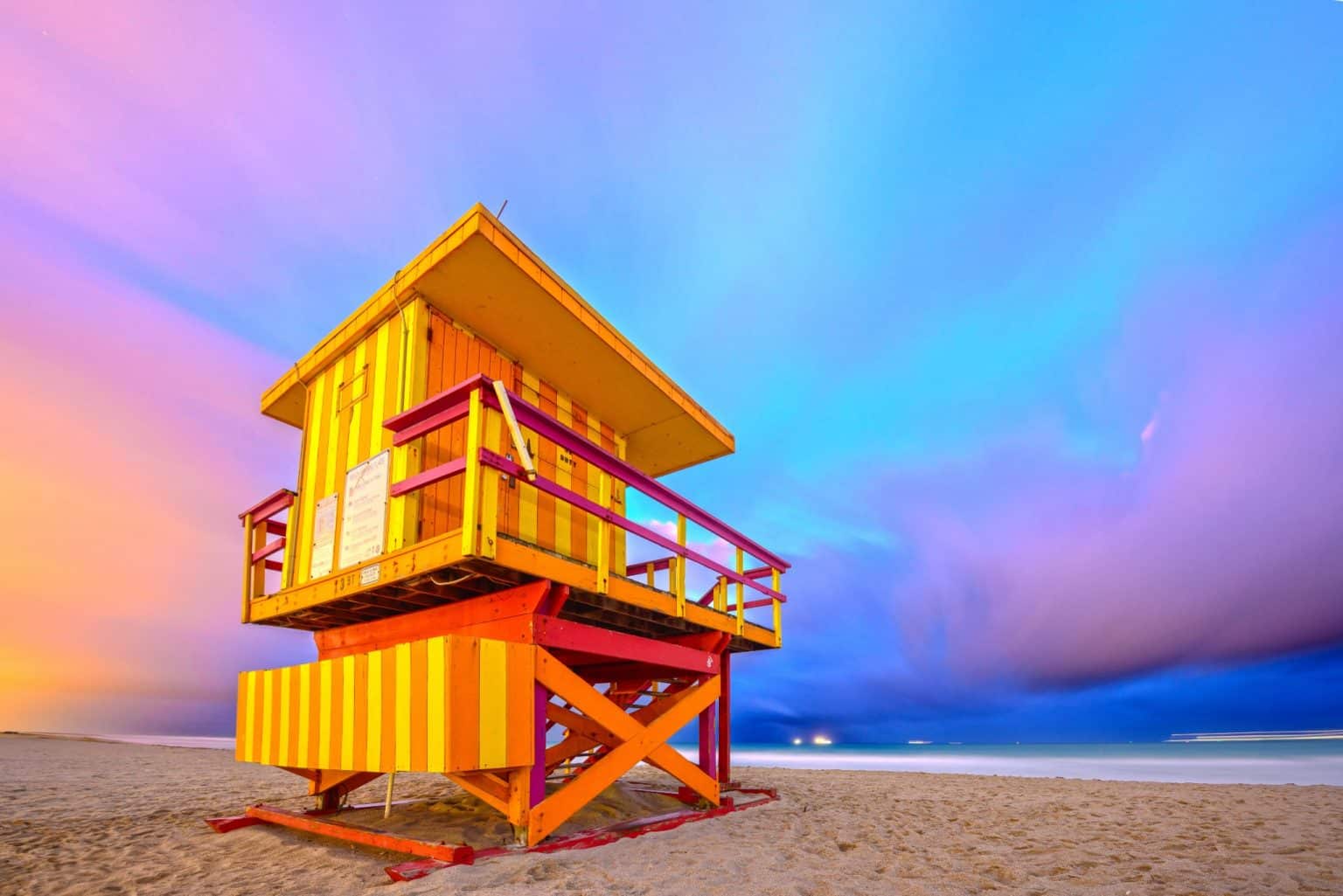 Reddingspost in Miami, Florida bij zonsopkomst