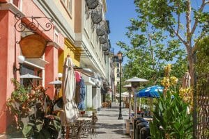 Kleurrijke winkelstraat in Miami, Florida