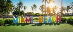 Miami Beach letters en palmbomen in Florida