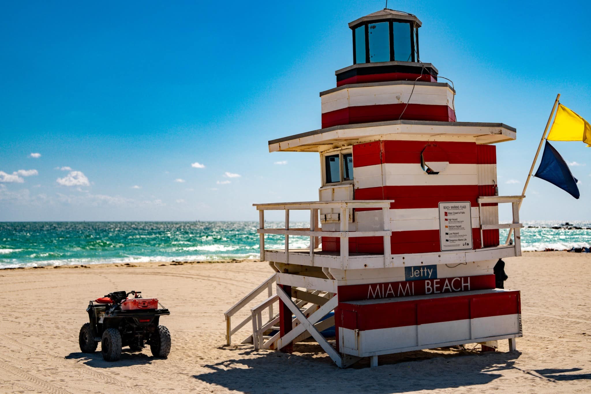 Reddingspost als vuurtoren op strand in Miami, Florida