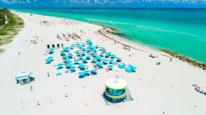 Strand met parasols in Miami, Florida