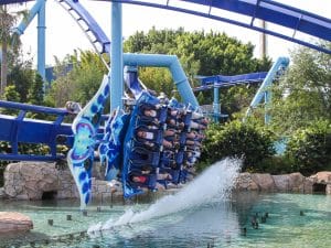 Achtbaan over water in SeaWorld Orlando, Florida