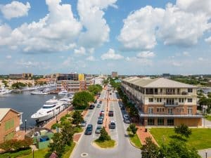 Pensacola haven met gebouwen en boten in Florida