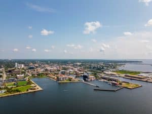 Luchtfoto van Pensacola centrum en haven in Florida