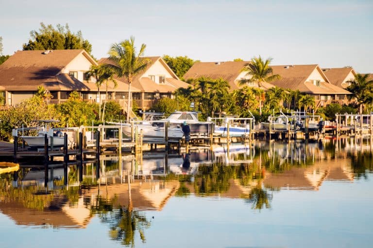 Woonboten en palmbomen aan kanaal op Sanibel Island, Florida