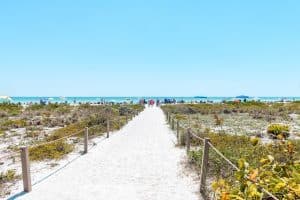 Zandpad naar het strand op Sanibel Island, Florida