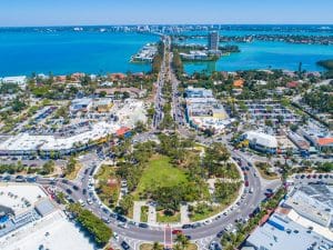 Luchtfoto van winkelgebied en kustlijn in Sarasota, Florida