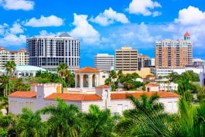 Skyline van Sarasota, Florida met palmbomen