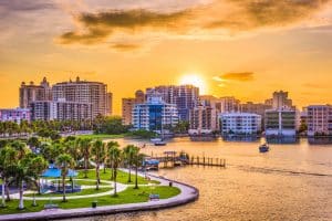 Zonsondergang bij de skyline van Sarasota, Florida