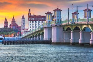 Bridge of Lions en skyline van St. Augustine, Florida