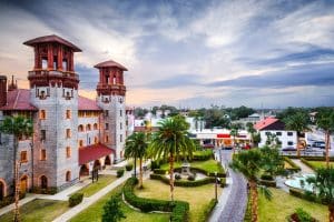 Historisch centrum van St. Augustine, Florida bij avondlicht