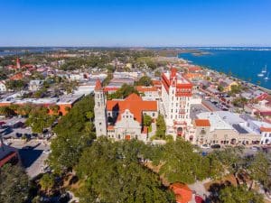 Kerktoren en stadspanorama in St. Augustine, Florida